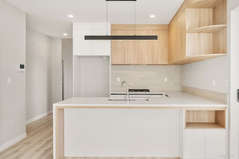 Photo of property in 31 Matahae Crescent, Wainui, 0932