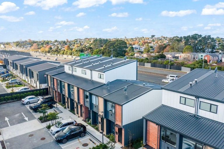 Photo of property in 31 Parkwood Avenue, Westgate, Auckland, 0614