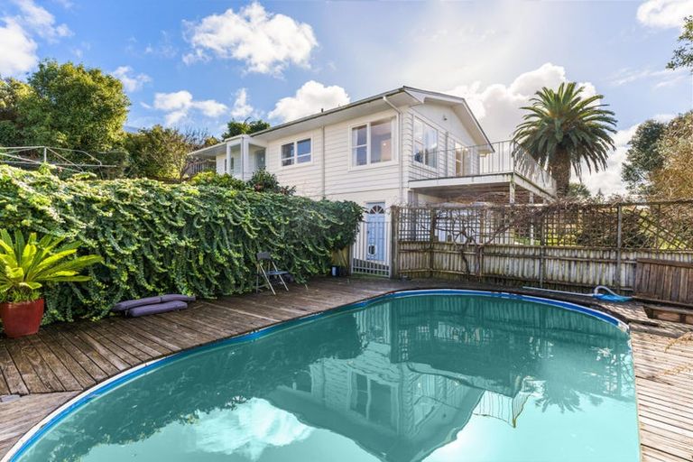 Photo of property in 33 Chatsworth Crescent, Pakuranga Heights, Auckland, 2010