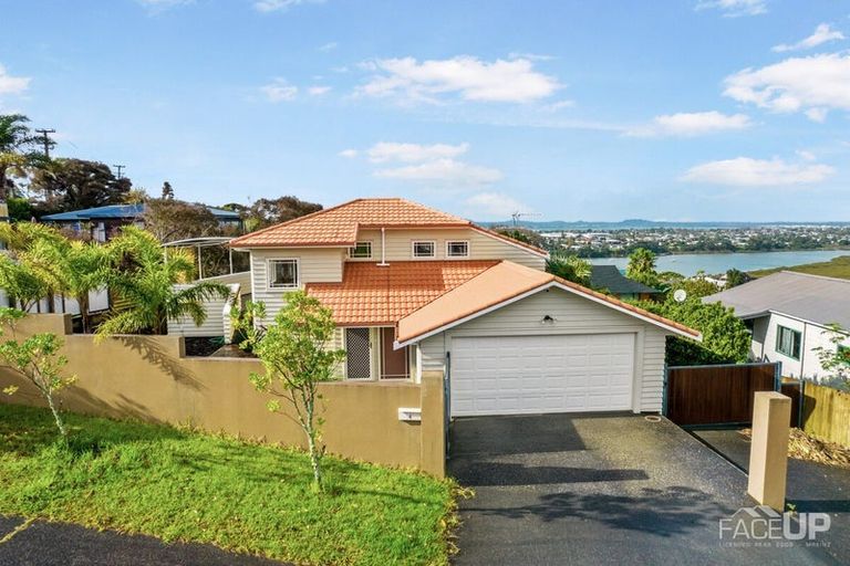 Photo of property in 4 Worthington Place, West Harbour, Auckland, 0618