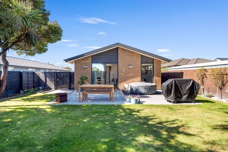 Photo of property in 2/96 Palmers Road, New Brighton, Christchurch, 8083
