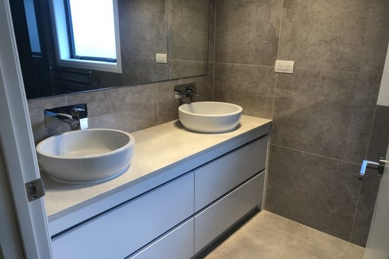 Photo of property in 4 Colliston Rise, Pinehill, Auckland, 0632