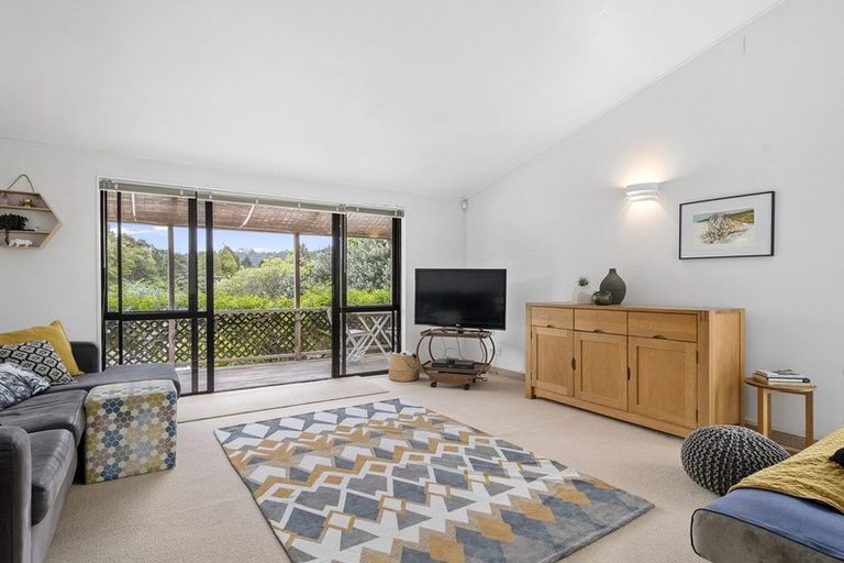 Photo of property in 16 Opanuku Road, Henderson Valley, Auckland, 0612
