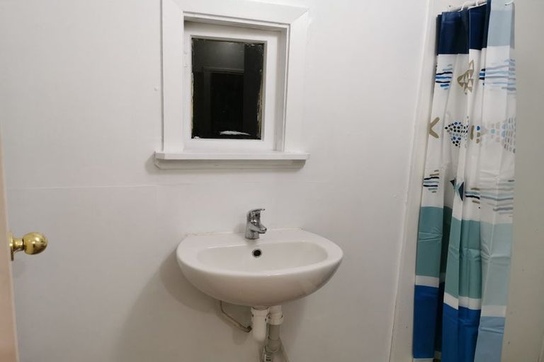 Photo of property in 88 Newlands Road, Newlands, Wellington, 6037