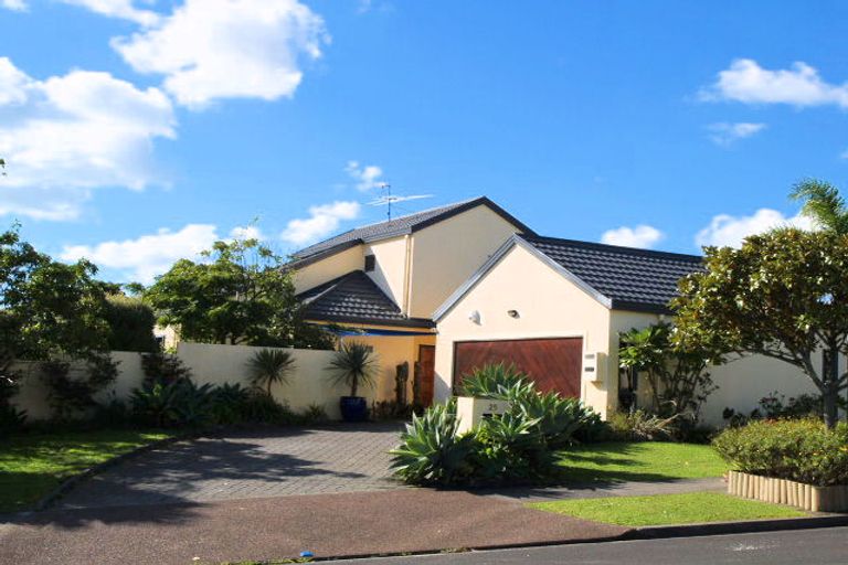 Photo of property in 25 Frank Nobilo Drive, Golflands, Auckland, 2013