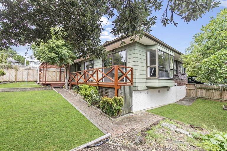 Photo of property in 2/10 Redoubt Road, Goodwood Heights, Auckland, 2105