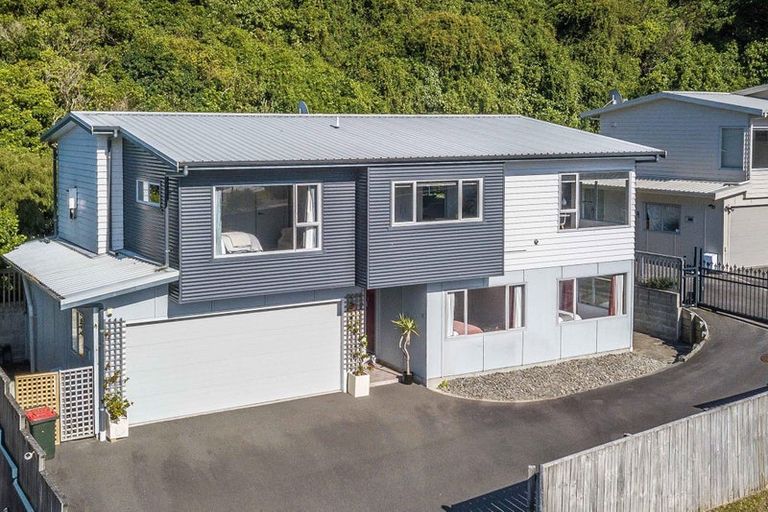 Photo of property in 35 Meadowcroft Grove, Johnsonville, Wellington, 6037