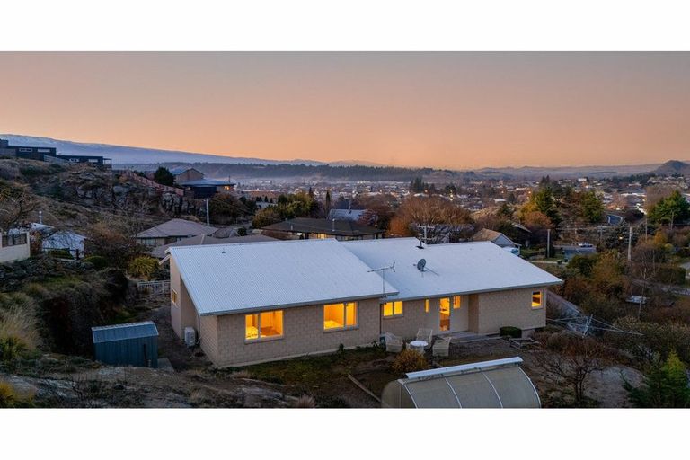 Photo of property in 16 Aronui Road, Bridge Hill, Alexandra, 9320