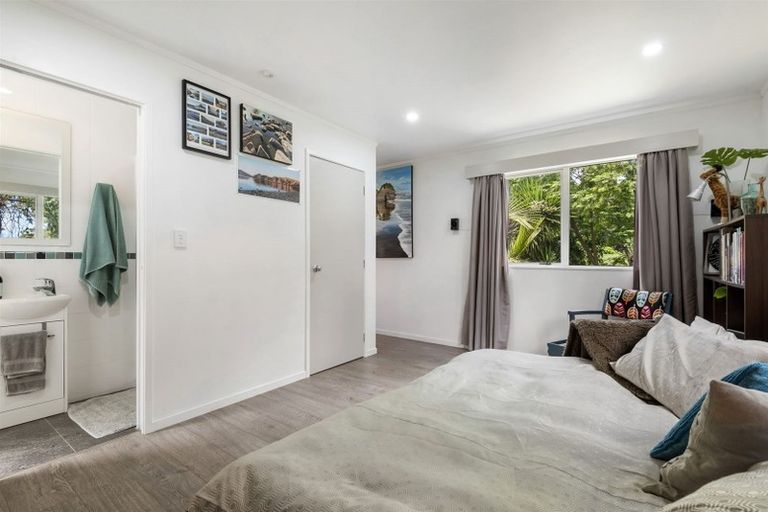 Photo of property in 100 Spinella Drive, Bayview, Auckland, 0629