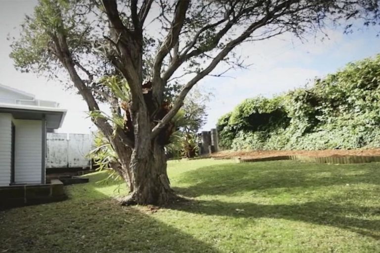 Photo of property in 24 Sunset Road, Unsworth Heights, Auckland, 0632