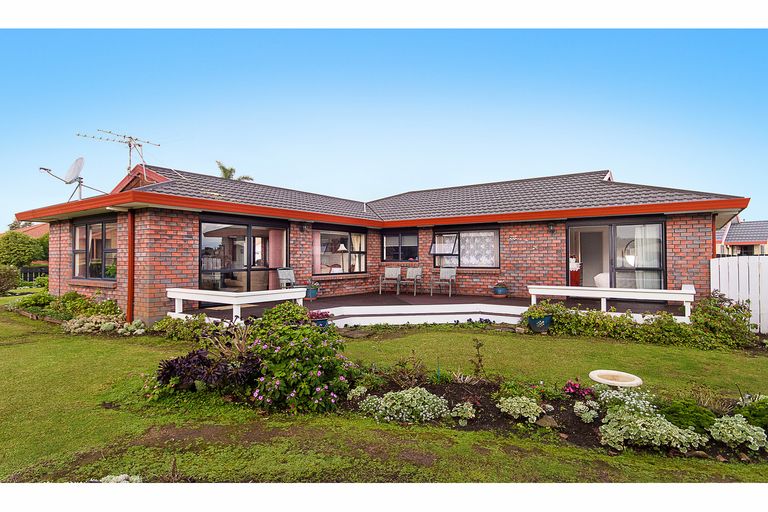 Photo of property in 3 Brookesmith Drive, Waiuku, 2123