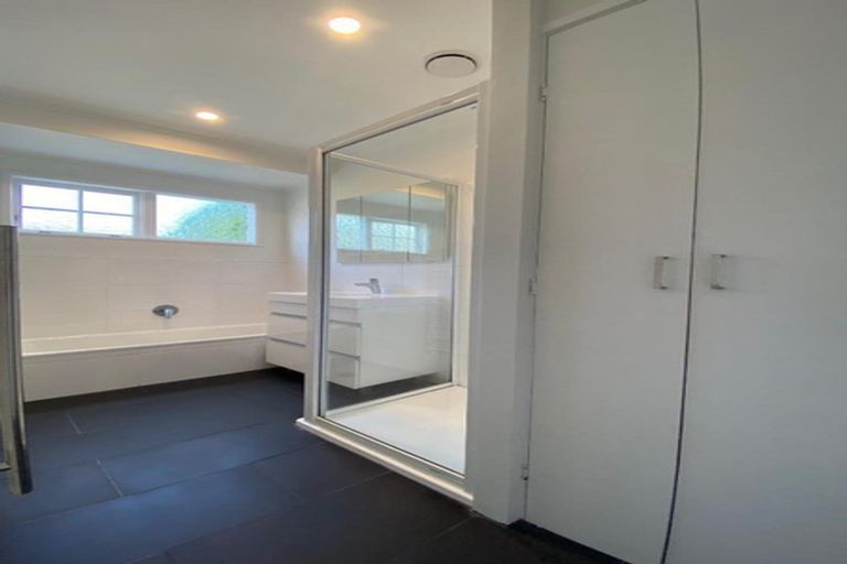 Photo of property in 2/23 Manhattan Heights, Glendene, Auckland, 0602