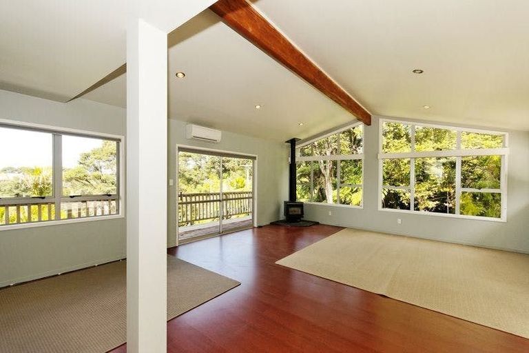Photo of property in 66 Rauhuia Crescent, Parau, Auckland, 0604