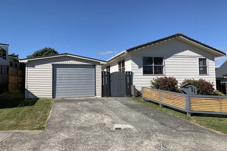 Photo of property in 10 Deveron Place, Tawa, Wellington, 5028