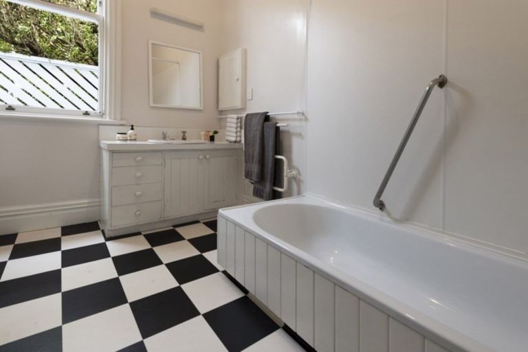 Photo of property in 50 Central Terrace, Kelburn, Wellington, 6012