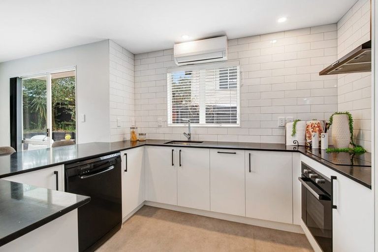Photo of property in 2/16 Ellice Road, Totara Vale, Auckland, 0629