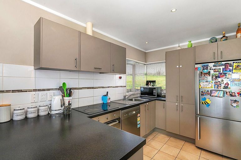 Photo of property in 3 Bernina Place, Weymouth, Auckland, 2103