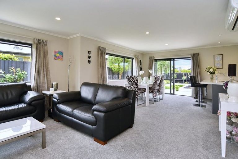 Photo of property in 3 Orewa Close, Parklands, Christchurch, 8083
