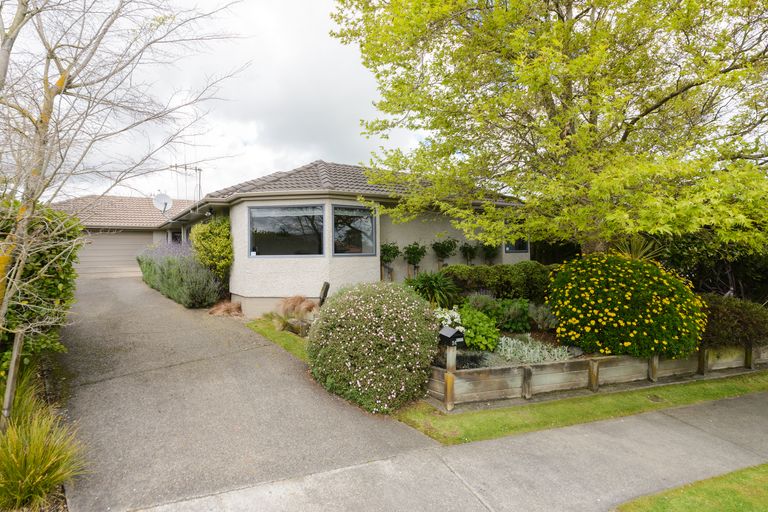 Photo of property in 24 Greenwood Place, Fitzherbert, Palmerston North, 4410