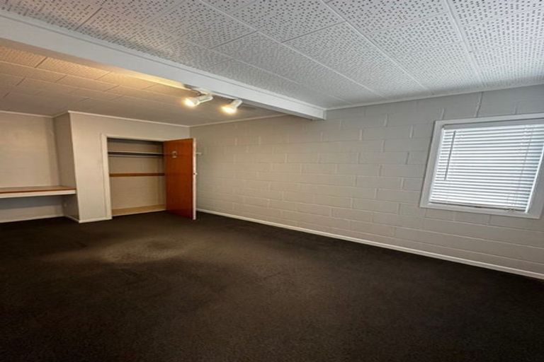 Photo of property in 100 Flanshaw Road, Te Atatu South, Auckland, 0610