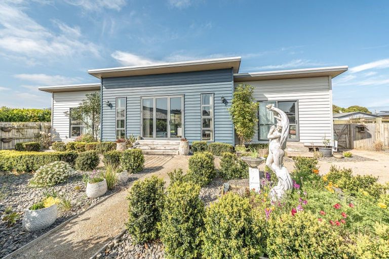 Photo of property in 14 Golf Vue Place, Castlecliff, Whanganui, 4501