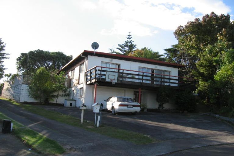 Photo of property in 10 Halcombe Place, Green Bay, Auckland, 0604