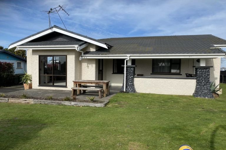 Photo of property in 5 Kitchener Street, Eltham, 4322