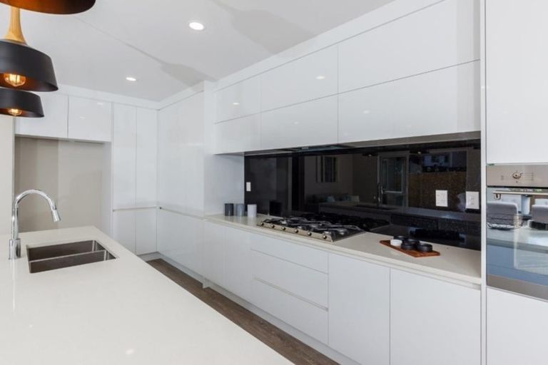 Photo of property in 18 Syd Grant Crescent, Orewa, 0931