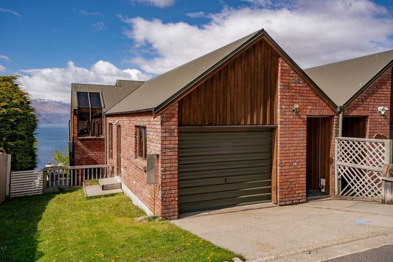 Photo of property in 138a Wynyard Crescent, Fernhill, Queenstown, 9300