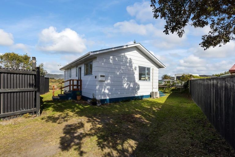 Photo of property in 42 Rutherford Drive, Waikanae Beach, Waikanae, 5036