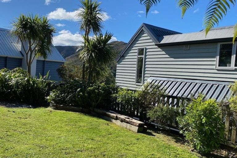 Photo of property in 16 Cavalry Close, Crofton Downs, Wellington, 6035