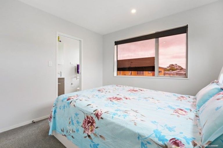 Photo of property in 23/11 Ray Small Drive, Papakura, 2110