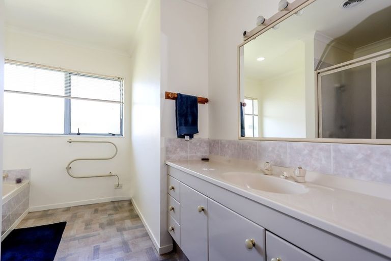 Photo of property in 25 Meadowviews Drive, Welcome Bay, Tauranga, 3112