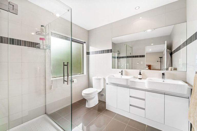 Photo of property in 80 Rising Parade, Fairview Heights, Auckland, 0632