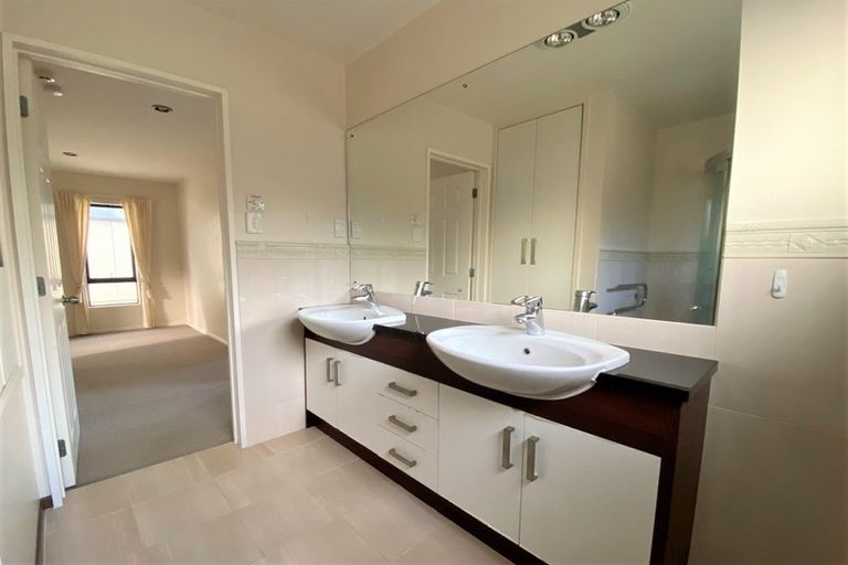 Photo of property in 4 Luxor Place, Massey, Auckland, 0614