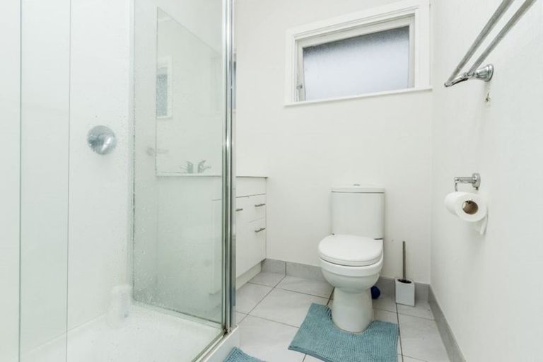 Photo of property in 1/32 Old Lake Road, Narrow Neck, Auckland, 0624