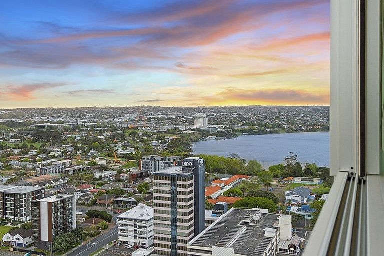 Photo of property in Sentinel Apartments, 2403/3 Northcroft Street, Takapuna, Auckland, 0622