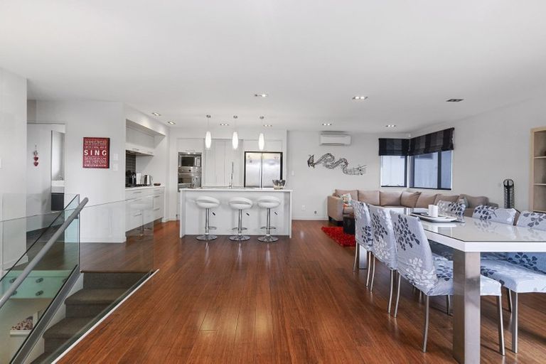 Photo of property in 87 Knights Road, Rothesay Bay, Auckland, 0630