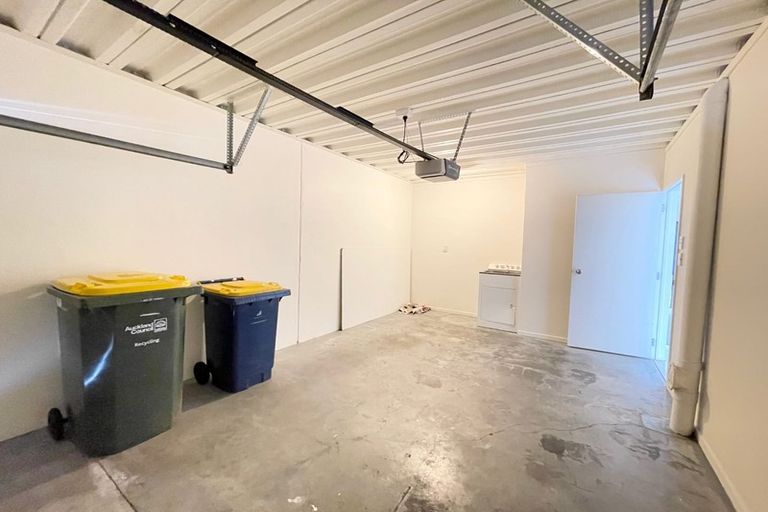 Photo of property in Krisley Court, 5/6 Ambrico Place, New Lynn, Auckland, 0600
