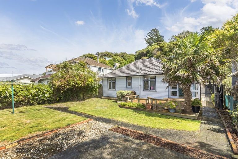 Photo of property in 64 Airlie Road, Plimmerton, Porirua, 5026