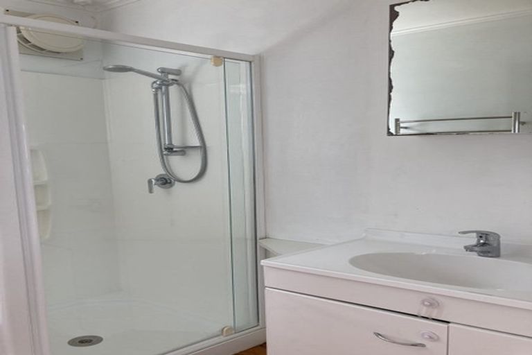 Photo of property in 41 Royal View Road, Te Atatu South, Auckland, 0610