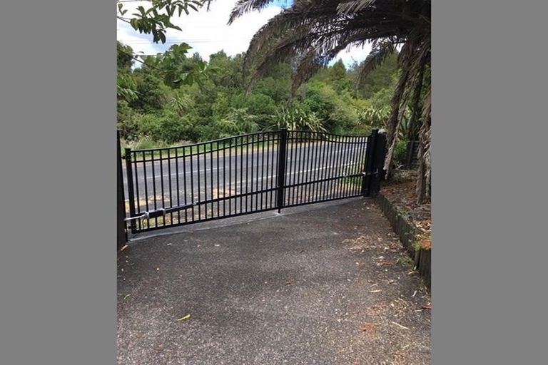 Photo of property in 554 Scenic Drive, Waiatarua, Auckland, 0612