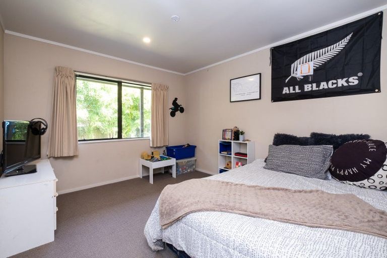 Photo of property in 16 Deakin Place, Clive, 4102