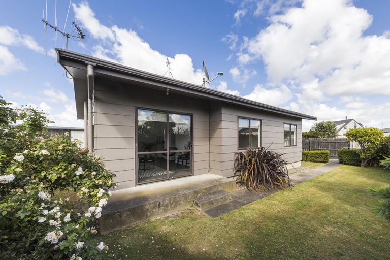 Photo of property in 19 Leander Place, Milson, Palmerston North, 4414