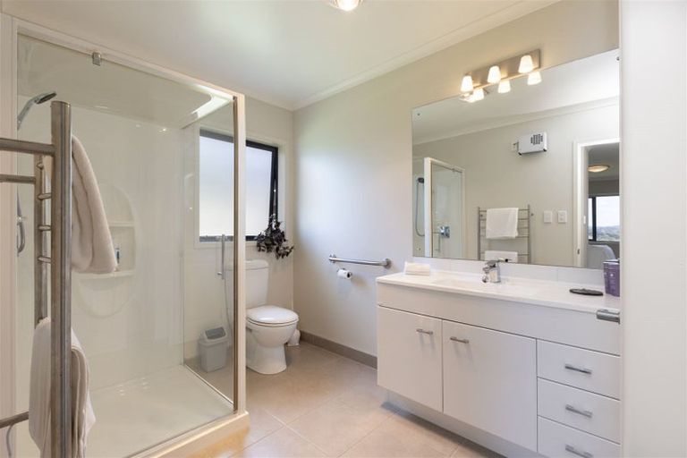 Photo of property in 15 Gavinike Place, Waimauku, 0812