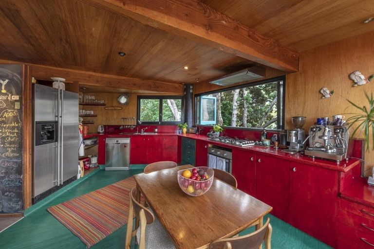 Photo of property in 11 Cave Road, Houghton Bay, Wellington, 6023