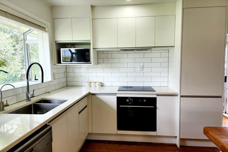 Photo of property in 4 Paton Avenue, Te Atatu South, Auckland, 0610