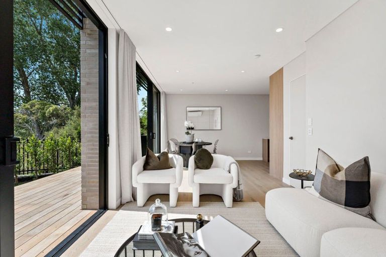 Photo of property in 21b Arahia Street, Northcote, Auckland, 0627