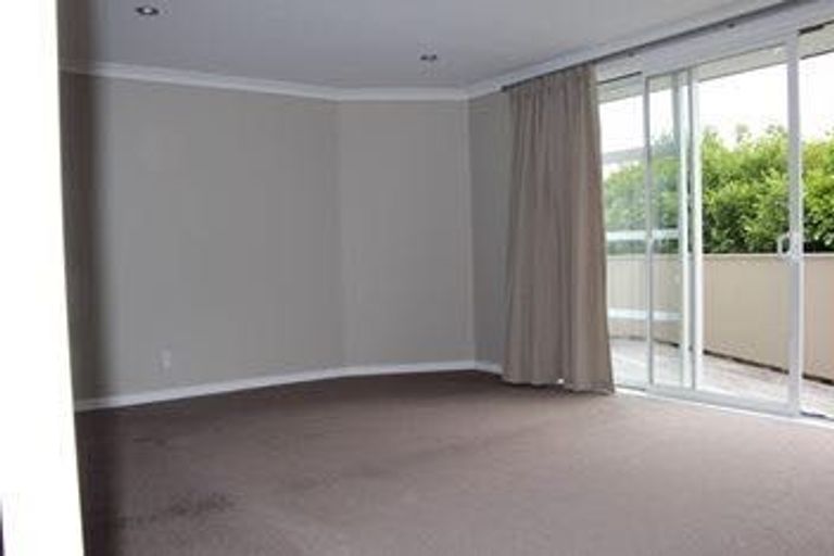 Photo of property in 583 Glenfield Road, Totara Vale, Auckland, 0629