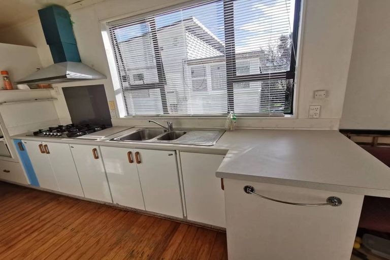 Photo of property in 187 Whites Line East, Waiwhetu, Lower Hutt, 5010